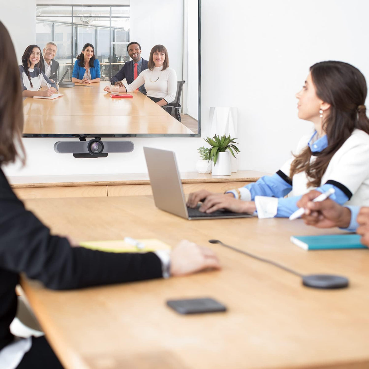 Logitech MeetUp 4K PTZ All-in-one Conference Video Bar FOV 120°, 5x Zoom refurbished